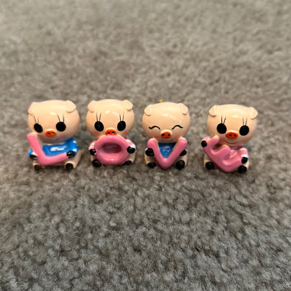 Little tabletop pig set.